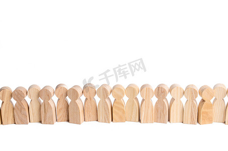 木制的人像站成一排。