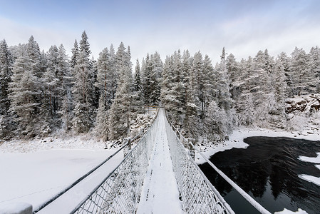 这座桥在冬季覆盖着大雪和天空