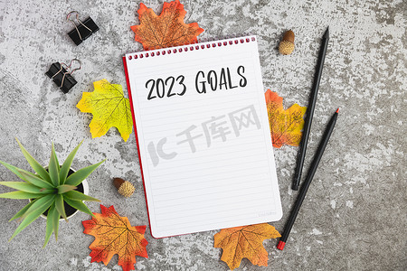 办公室表摄影照片_写有 2023 年目标的笔记本，以便在新的一年制定新计划
