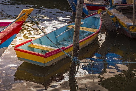 有五颜六色的渔夫木小船的塞古罗港港口，巴伊亚，巴西