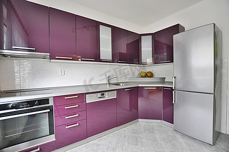 白色的现代厨房摄影照片_带紫色元素的现代厨房景观