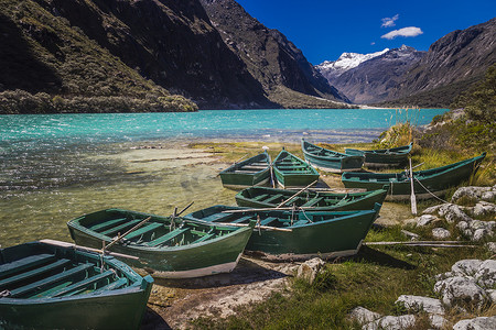 Llanganuco 湖和小船在科迪勒拉布兰卡，白雪皑皑的安第斯山脉，安卡什，秘鲁