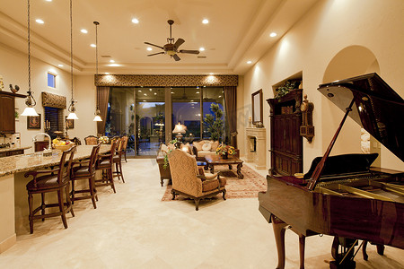带小型三角钢琴的豪华开放式客厅厨房