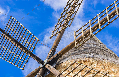 蓝色的风车摄影照片_西班牙马略卡岛上历史悠久的风车