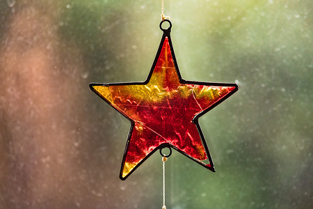 由红色和黄色玻璃制成的星星在背光中用作圣诞装饰