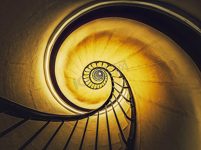 循环式摄影照片_螺旋楼梯抽象漩涡催眠视角。