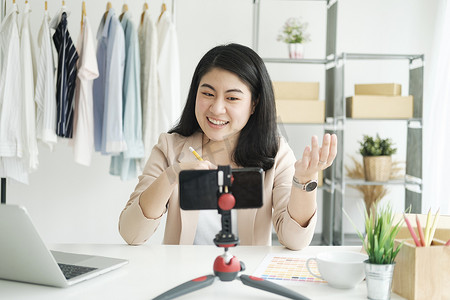 女商人在播放女装视频时给出重要建议。