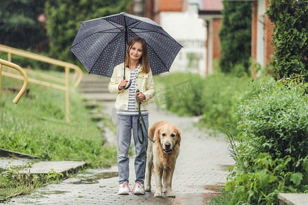 雨天带着金毛狗的女孩