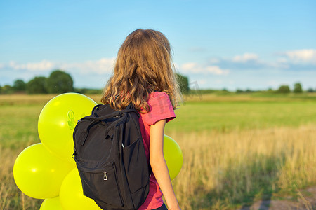 奔跑背摄影照片_背着背包气球在乡间小路上奔跑的小女孩，后视，复制空间