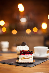 在咖啡店的木桌上，上面放着水果的美味迷你蛋糕的特写