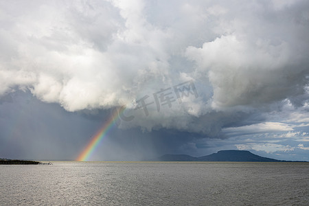 夏季匈牙利巴拉顿湖上空的彩虹