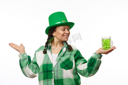 有节日气氛的漂亮女人手上拿着一杯绿色啤酒和假想的复制空间，手心向上，白色背景