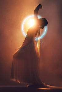 天使的剪影摄影照片_橙色灯光、装饰艺术和带有霓虹灯圆圈的女性剪影，具有创意、幻想和美感。
