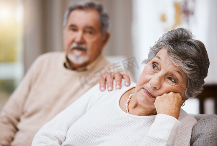 老年夫妇，压力和沮丧一起在家里的客厅沙发上思考离婚、退休和财务问题或危机。