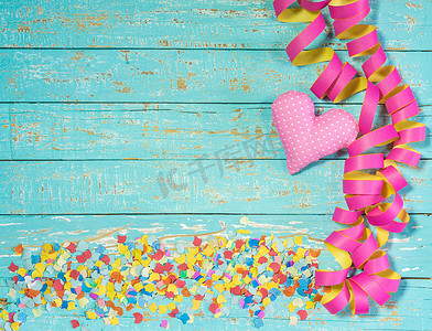 带彩带和五彩纸屑装饰的派对或生日庆典背景