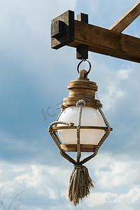 木杆子摄影照片_挂在木柱上的旧木灯笼