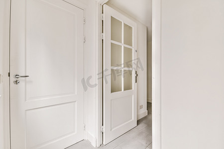 白墙房间里一扇敞开的白门