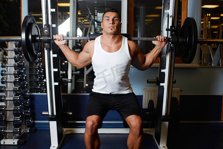 健身房肖像、杠铃和强壮的健身男子锻炼力量训练、肌肉建设承诺或健康生活方式。