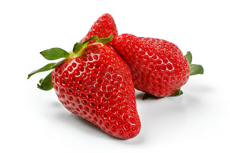 在白色背景隔绝的三个草莓。