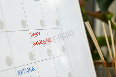 日历上的 HAPPY TANKSGIVING 提醒重要事件约会每月计划者。