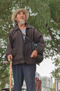 拄着拐杖的老人摄影照片_拄着拐杖的亚洲老人