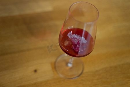 一杯红酒与冰块一起喝，庆祝节日