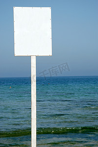 沙滩大海海报摄影照片_沙滩上的白色标志