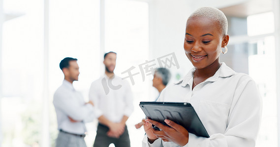 平板电脑，与一位商务黑人女性一起研究和规划办公室的创新理念。