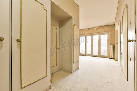 极简门窗摄影照片_有门窗的空公寓的走廊