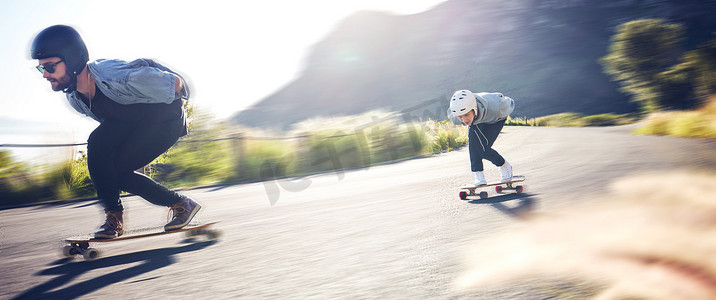 运动、速度和快速长板滑冰在路上，朋友们为了安全而带着滑板和头盔下坡。