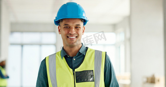 建筑、建筑和建筑工人、男人和肖像中的微笑、建筑工地的员工带着工作背心和安全头盔。