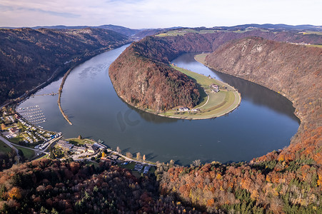环线线稿摄影照片_多瑙河上的施洛根环路是著名河流中的一个巨大弯道