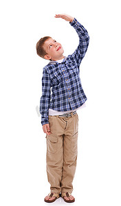 儿童背景和摄影照片_儿童、成长和模型与一个男孩在白色背景隔离的工作室里测量他的身高。