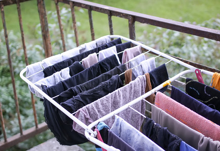清洁挂在户外烘干机上的衣服。