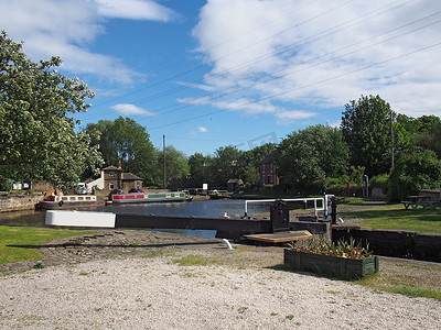 考尔德和赫布尔运河上布里格豪斯盆地的闸门景观，驳船和运河边的建筑物被树木环绕