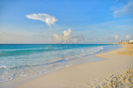 坎昆 Zona Hoteleria 加勒比海滩上的海岸。