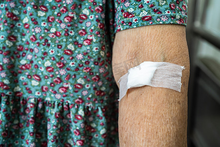 亚洲年长或年长的老妇人妇女患者在每年进行身体健康检查的抽血测试后显示棉绒止血，以检查胆固醇、血压和血糖水平。