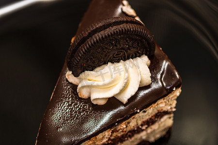 巧克力奶油杯子摄影照片_巧克力慕斯甜点。