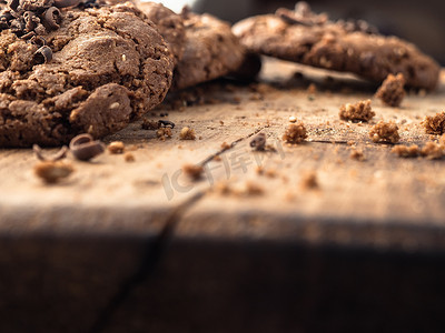 巧克力燕麦饼干洒在木板上
