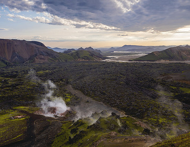 五颜六色的 Rhyolit 山全景与多彩多姿的火山和地热喷气孔和河流三角洲。