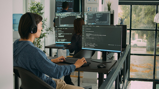 终端窗口上的初级开发人员编程代码，键入服务器信息