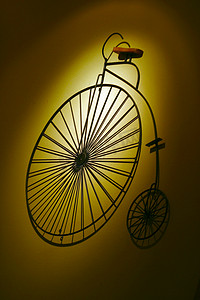 车轮的辐条摄影照片_自行车
