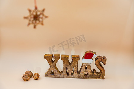 文字可爱装饰摄影照片_贺卡上有圣诞装饰、星星、圣诞节和米色背景中您自己的文字空间