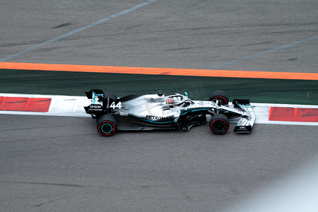 f1安全车摄影照片_俄罗斯索契 — 2019 年 9 月 29 日：来自 Petronas Mercedes F1 车队的刘易斯·汉密尔顿参加了 2019 年俄罗斯一级方程式大奖赛