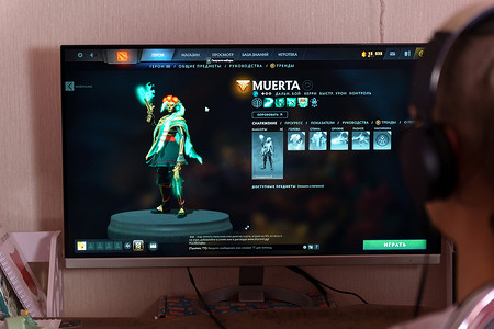 俄罗斯秋门 — 2023年3月29日：在电脑Dota 2上玩电子游戏。新角色Muerta的屏幕保护程序
