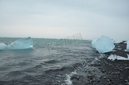 冰岛 Jokulsarlon 的 Fellsfjara 黑沙钻石海滩上晶莹剔透的冰块