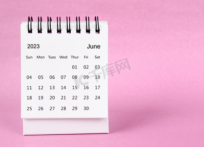 英语活动背景摄影照片_粉红色背景的 2023 年 6 月台历。