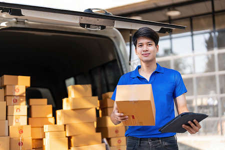 具有包裹和配送物流概念的亚洲快递员。