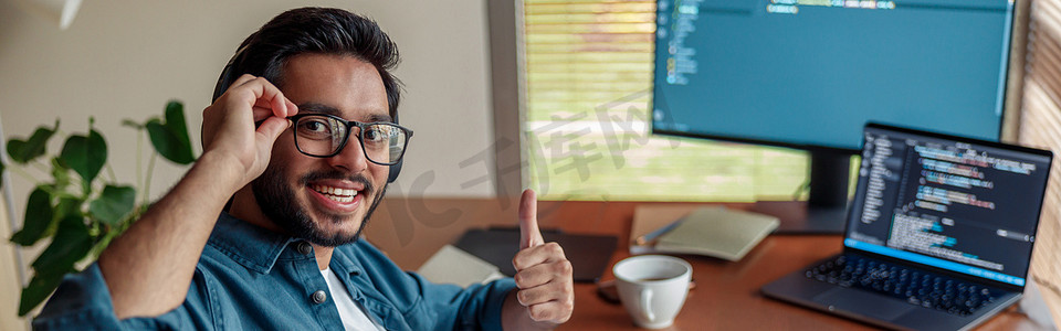 大数据网页摄影照片_男性自由职业者在家中办公室的电脑上作为网页设计师或程序员制作新项目