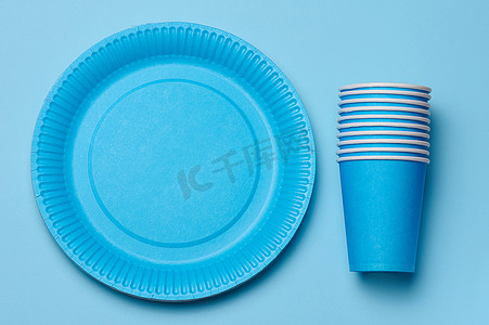 用于野餐的圆形一次性蓝纸盘和杯子，可回收垃圾，顶视图